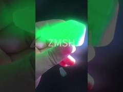 W laboratorium wyhodowany szafyr o pięknym kolorze, surowy w zieleni