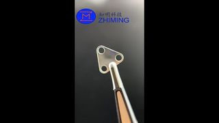 Niestandardowy trójkątny element szafirowy z precyzyjnym otworem przelotowym