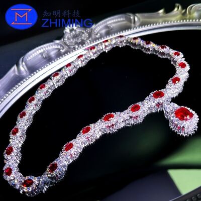 Laboratoryjnie stworzony krwią gołębia czerwony szafir naszyjnik